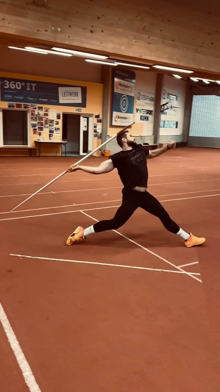 ヨハネス・ベターのインスタグラム：「Poetry in (slow)motion 🚀 #VetterWurf #mission100 #RoadToParis #startdreaming #neverstop #training #athlete #throwing #javelin #Speerwurf #trackandfield #gym #javelinthrow #leichtathletik #fit #athletics #fitnes #rocket #power #workout #weiterimmerweiter #heavy #work #hard #sport #cricket #baseball」