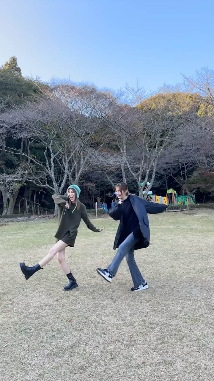 りかりこのインスタグラム：「空中浮いてる双子☁️ #TWINS ☁️  @ichirika_62 @riko_ichino   #followｍe#dance#slickback#空中ダンス」