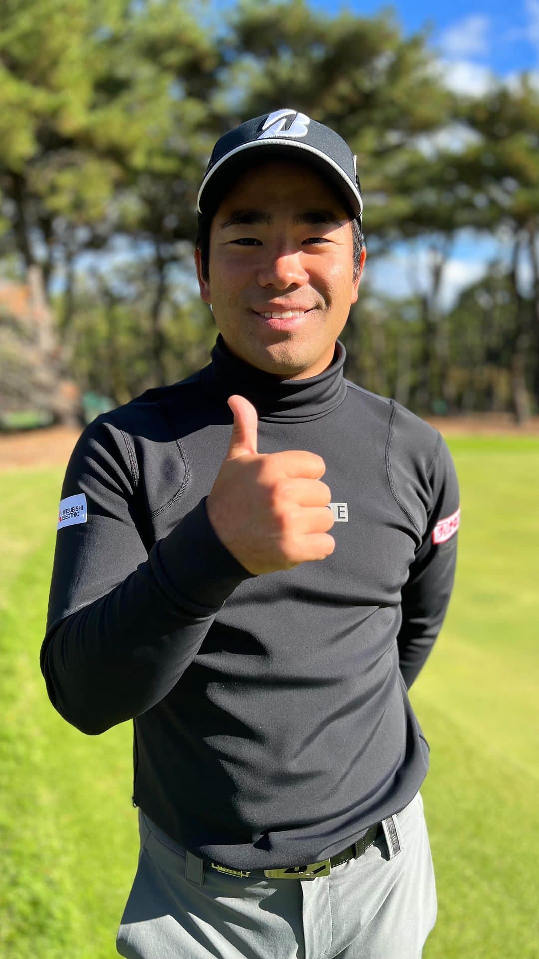 のインスタグラム：「「ダンロップフェニックストーナメント」第2ラウンド⛳️  ディフェンディングチャンピオンの比嘉一貴が本日のベストスコア66ストロークを出し、トータル6アンダーで4位タイに浮上👊🔥  連覇に向けて、良い位置で決勝ラウンドに臨みます❗️  @dunlop_phoenix  #jgto  #golftournament  #男子ゴルフ #ダンロップフェニックストーナメント #ダンロップ #dpt #フェニックスカントリークラブ  #比嘉一貴  #ディフェンディングチャンピオン」