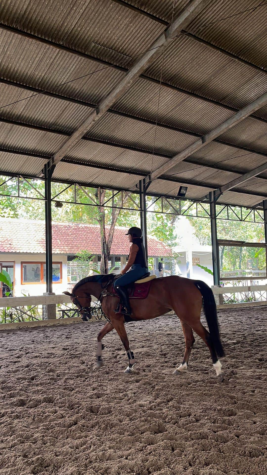 Zaskia Sungkarのインスタグラム：「Dalam judul : takut tapi cinta 🤣 hampir menyerah sama doi , Alhamdulillah gak jadi wkkk , kyk ngadepin orang yang disayang ya kadang happy kadang bikin elus dada 🤣 Perjalanan masih panjang cressent🥹 mangat  MasyaAllah Tabarakallah」