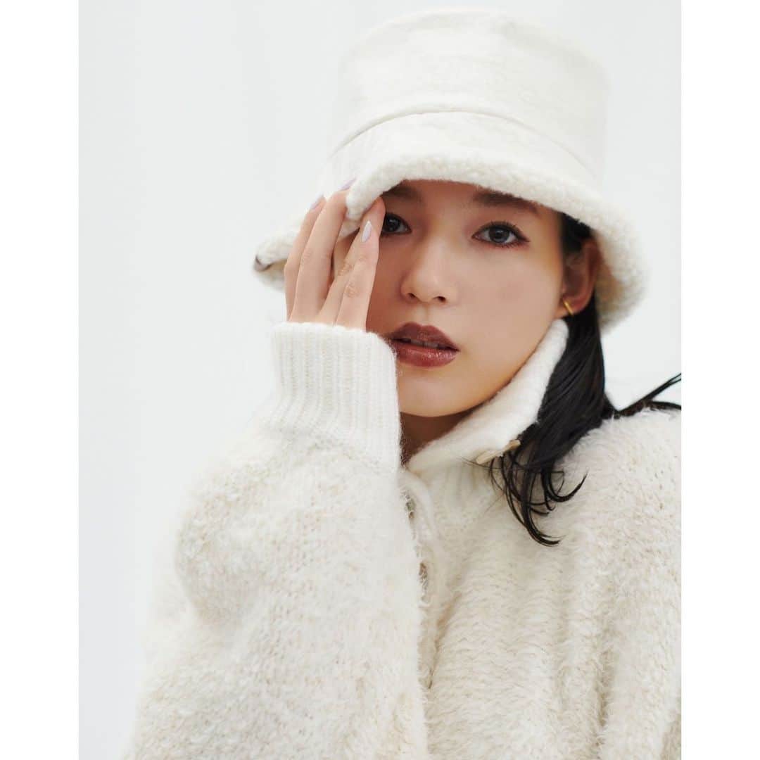 石井杏奈さんのインスタグラム写真 - (石井杏奈Instagram)「@classy_mag_insta   ホワイトコーデ企画🐻‍❄️ もこもこしてるの大好き。」11月17日 16時36分 - anna_ishii_official