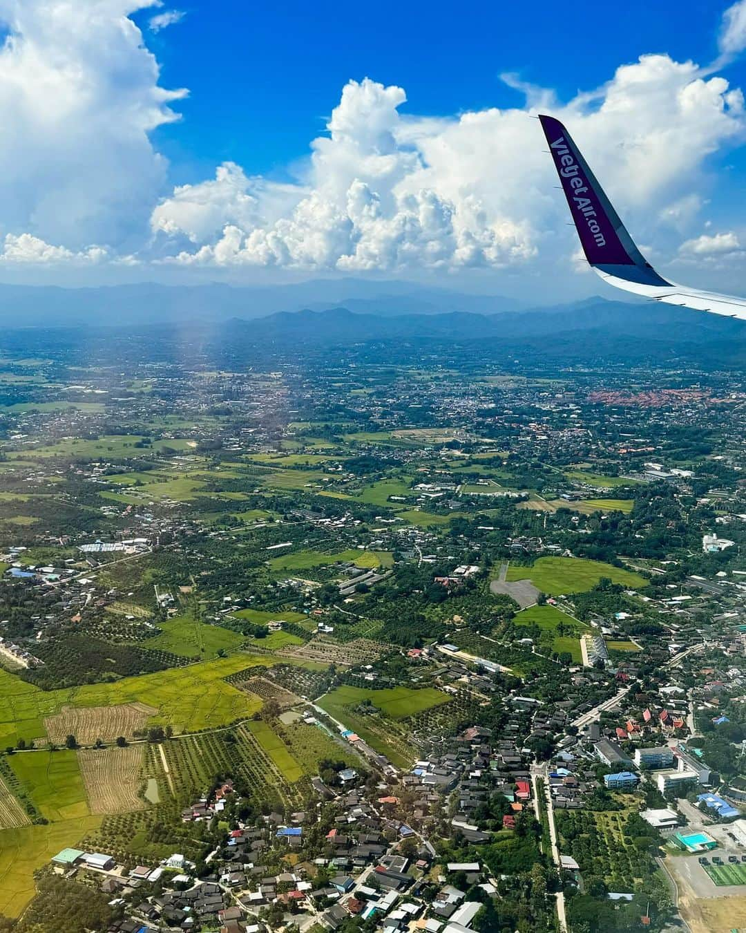 maakoさんのインスタグラム写真 - (maakoInstagram)「子連れタイ旅行記🇹🇭५✍🏻 ⁡ もう何年振りとかわからない振りの海外 しかも一歳２ヶ月のロウがいる👶🏻🪄 ⁡ やっぱりまずはタイに行きたくて ゆっくり楽しめそうなチェンマイに🐘🌳🇹🇭  関空から直行便で６時間ちょい✈︎ 飛行機はなかなか大変だったけど 泣いたりはせずお利口さんにしてくれて ありがと🥲🙏🏽#トトロに助けられた📹 ⁡ 着いた時の、あータイに来た🔥って感じる 暑さとすごい湿度🚿😃  でもその湿度も 暑さも匂いも音も聞こえてくる言葉も 全てが懐かしくて気持ちよくて最高だった🥲🩵 ⁡ 今回は母も一緒に来てくれてfamily trip🇹🇭 美味しいモノいっぱい食べて楽しかったなぁ🫠 ⁡ まだ一歳やし色々来る前は心配してたけど 熱も体調不良もなく過ごせてほんまによかった！ 水と生ものだけは気をつけました🫡 ⁡ ロウの順応性がいつもすごくてビックリする🪄 ニコニコしてタイの人とたくさん触れ合ってた🫱🏾‍🫲🏼🫂  かーちゃんの好きなタイに一緒に来てくれて ありがとーー🇹🇭🙏🏽🌳こっぷんかー  聞きたいことなどご質問ありましたら 気軽にコメントしてくださいませませ🫡🌱 ⁡ ⁡何から投稿しようか迷って迷って とりあえず1日目の写真🤳  #チェンマイ#タイ#子連れ旅行 #子連れ海外  #chiangmai #thailand #タイ旅行」11月17日 16時35分 - maakomind