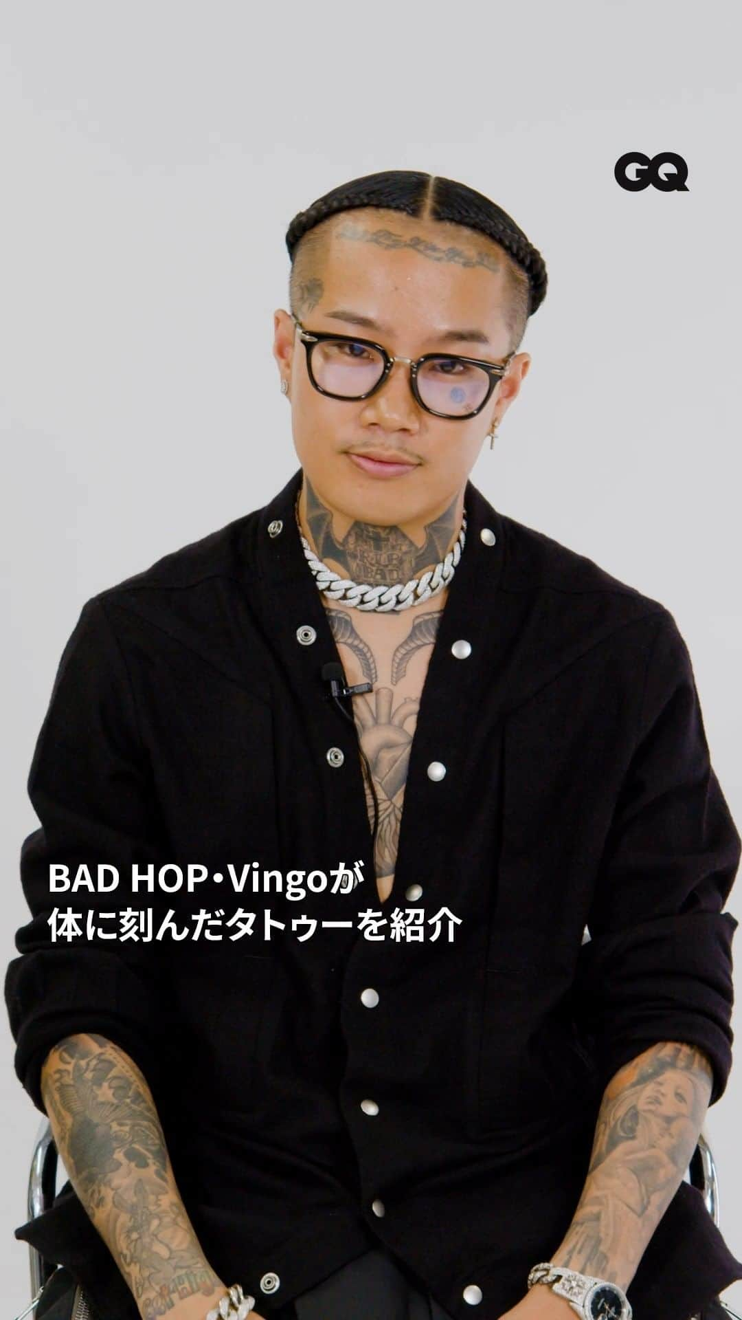 GQ JAPANのインスタグラム：「2024年2月に東京ドームにて解散ライブを控えるBAD HOPのVingoが「Tattoo Tour」に登場。メンバーと共通のものや家族をモチーフにした左腕、ライブ後に彫った胸元のデザインなど、自身のタトゥーを様々なエピソードとともに紹介する。  @gqjapan のプロフィールリンクから本編を✓  #TattooTour #タトゥーツアー #Tattoo #タトゥー #BADHOP #Vingo @vingo_breath」