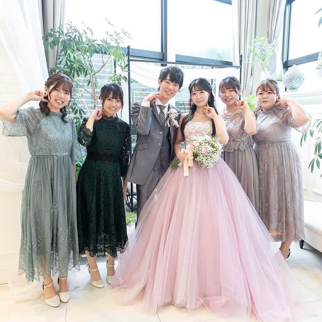 アルカンシエルグループのインスタグラム：「【室内ガーデンでのフォトタイム📸】  披露宴会場併設の室内ガーデンテラスでは、ご披露宴の歓談タイムに写真撮影をお楽しみ頂けます💓  全天候型でいつでも快適なガーデンテラス✨ 自然光が温かく包み込む中、ドレス姿での全身写真が残せます🕊️  新郎新婦様とゲストの皆様のリラックスされた笑顔が印象的ですね♪  ......................................  「 #感謝を式のまんなかに。」  式を通じて、今いちばん伝えたいもの。 それはきっと、言葉だけじゃ足りない 「ありがとう」の気持ちで最高のおもてなしを…。  大切なゲストと一緒に作り上げる結婚式 専任のプロデューサーがおふたりの想いを形にします。  ◾️各会場アクセス抜群の好立地 ◾️おふたりやご家族らしさを大切にしたお料理が定評 ◾️いつもおふたりに寄り添うプロデューサー ◾️理想の演出でゲストにサプライズ  お問い合わせはプロフィールURLより💌 @arcenciel.wedding  ......................................  #アルカンシエル #結婚式 #結婚式場 #ゲストハウス #結婚式準備 #披露宴 #ウエディング #ウェディング #プレ花嫁 #プレ花嫁さんと繋がりたい #結婚式場探し #花嫁レポ #披露宴会場 #結婚式レポ #ウェディングレポ  #アルカンシエルluxemariage名古屋」