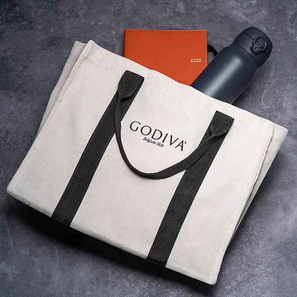 GODIVAさんのインスタグラム写真 - (GODIVAInstagram)「＼ブラックフライデー限定／ チョコレートと焼き菓子を詰め合わせたおトクなセットを、数量限定で発売します🛍️✨  「2023 ブラックフライデー ハッピーバッグ」は全4種類。  A4サイズの書類やPCが余裕で入るボックス型のオリジナルトートバッグに、ブラックフライデー限定の、チョコレートのアソートメントや焼き菓子を詰め合わせました！ ゴディバ公式オンラインショップで使える1,000円のクーポンが付いている、オンラインショップ限定商品もご用意💙  心躍る #ブラックフライデー を、「2023 ブラックフライデー ハッピーバッグ」とともにお楽しみください♬  詳細はプロフィール（@godiva_japan）より公式サイトにてご確認ください。  #ゴディバ #GODIVA #期間限定 #チョコレート #クッキー #BLACKFRIDAY #トートバック #チョコレート好き」11月17日 16時32分 - godiva_japan