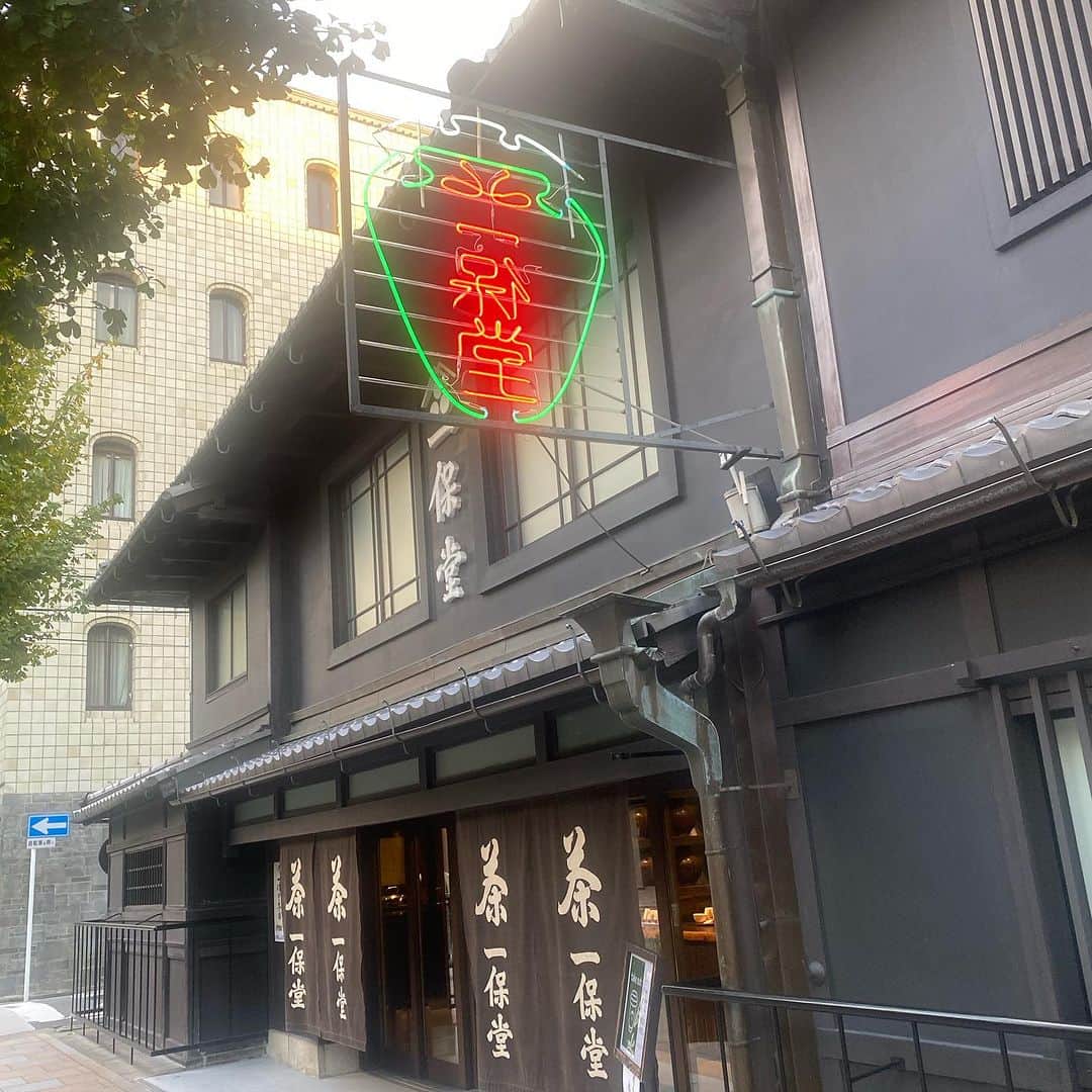 一保堂茶舗のインスタグラム：「外観に灯る一保堂ライトと暖簾。好きな景色のひとつです。 寺町でお客さまをお迎えできる喜びを感じます。いつもありがとうございます。  Opening hours 10:00am-5:00pm  #ippodotea #kyoto #mainstore #teatogo #暖簾 #lighting #illumination #reopening」