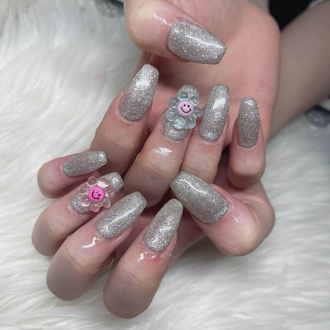 榎本セナのインスタグラム：「幸せになれそうな‪ ·͜·ネイル笑 💅記録 ⠀ ⠀  #silvernails #silver #ニコちゃん #韓国ネイル #美容 #ネイル #東京ネイルサロン #自爪ネイル #美容アカウント #美容day  #ワンカラーネイル  ⠀  #naturalmakeup #makeup #model #モデル #いいねした人で気になった人フォロー #Japan  #撮影モデル #goodmorning  #portrait #photography #ポートレートモデル #ファインダー越しの私の世界 #hairstyle  #清楚系女子 #写真好きな人と繋がりたい  #beauty#いいね」