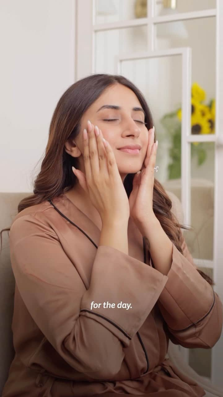 Aashna Shroffのインスタグラム：「While every day is different, especially this time of the year, I always find comfort in the little things that are constant. Whether it’s my morning routine, my day and night skin care, or my signature makeup.   Over the years, I’ve tried multiple products, and have finally found my holy grail list that works for me. And that’s where @tatacliqluxury comes in, to help me treat myself and find all my luxury beauty favourites. They have a curated list of luxury beauty brands and products, along with expert insights and educational content, it’s time to elevate your everyday beauty with #TheTouchOfLuxe from Tata CLiQ Luxury ✨  Products used : @clinique_in Moisture Surge 100H @esteelauderin Advanced Night Repair serum MAC blush in Mocha & Amber Times Nine Palette Estée Lauder Sumptuous Length + Lift mascara @bobbibrownindia Highlighting Powder Bronze Glow @maccosmeticsindia lipstick Honey Love @dyson_india Airwrap @carolinaherrera Very Good Girl Eau De Parfum @pradabeauty Paradoxe」