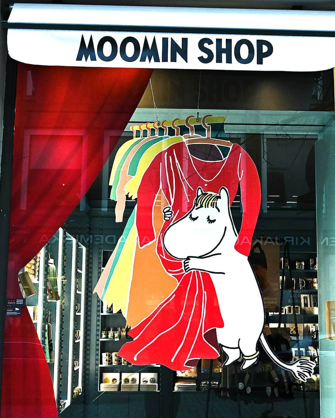 ムーミンさんのインスタグラム写真 - (ムーミンInstagram)「The new Moomin flagship store has NOW opened its doors! 🌟   Located in the iconic Svenska Teatern building in Helsinki's Esplanadi, the new shop is not only home to the world's largest assortment of Moomin products but a literary adventure inspired by Tove Jansson's Moominsummer Madness (1954). 😍 📚   The opening weekend has just started (!!!) and it's going to be a fun one! Come and embark on a theatrical adventure and join in on character meets & greets, face painting, and Moomin book readings! ✨ ✨ Read more about the shop and this weekend's events through the link in bio! 🔗   Welcome!! 💛   P.S. Would you like to see the store from inside...? 🤩   #moomin #moominofficial #moominshopespa」11月17日 16時44分 - moominofficial