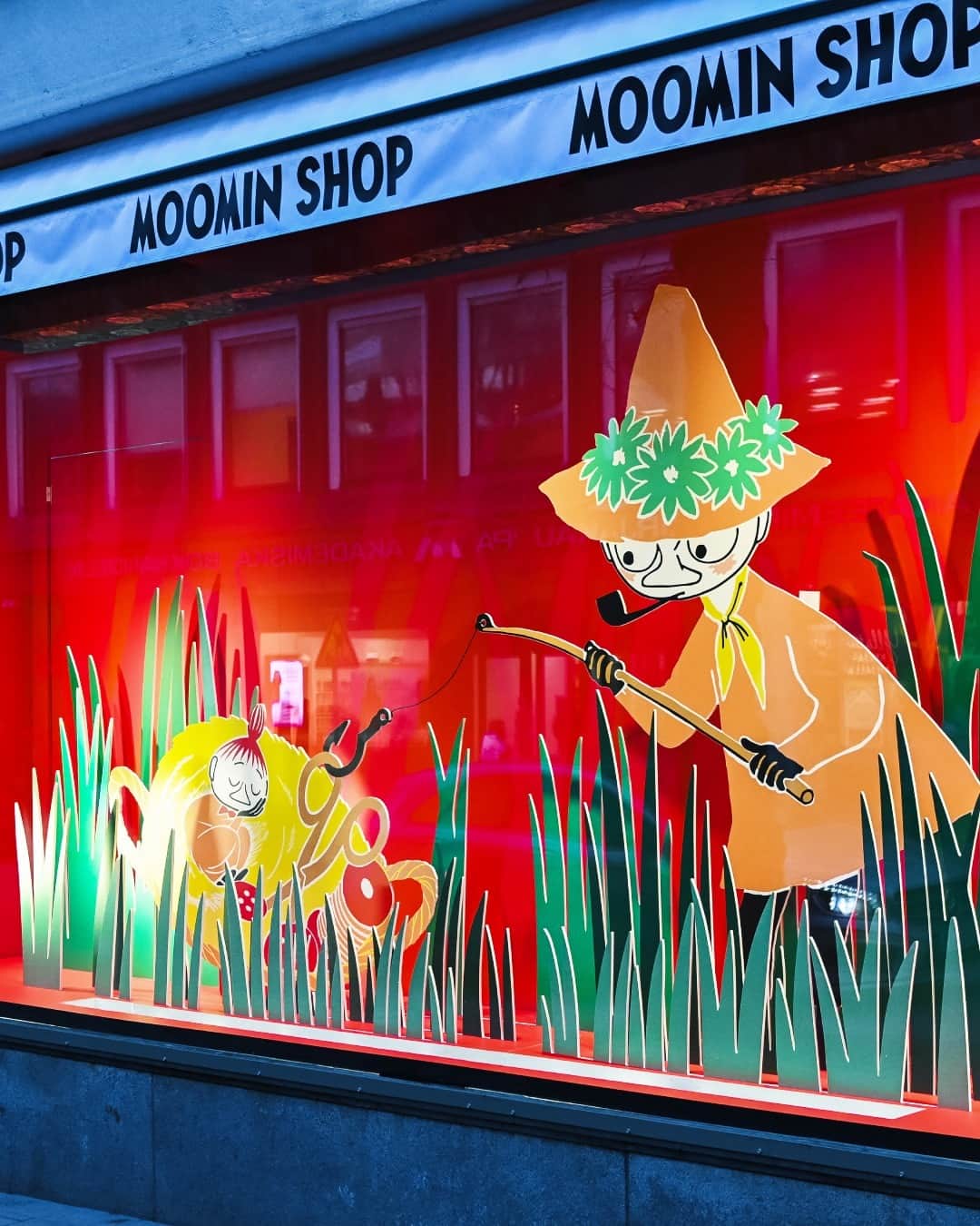 ムーミンのインスタグラム：「The new Moomin flagship store has NOW opened its doors! 🌟   Located in the iconic Svenska Teatern building in Helsinki's Esplanadi, the new shop is not only home to the world's largest assortment of Moomin products but a literary adventure inspired by Tove Jansson's Moominsummer Madness (1954). 😍 📚   The opening weekend has just started (!!!) and it's going to be a fun one! Come and embark on a theatrical adventure and join in on character meets & greets, face painting, and Moomin book readings! ✨ ✨ Read more about the shop and this weekend's events through the link in bio! 🔗   Welcome!! 💛   P.S. Would you like to see the store from inside...? 🤩   #moomin #moominofficial #moominshopespa」