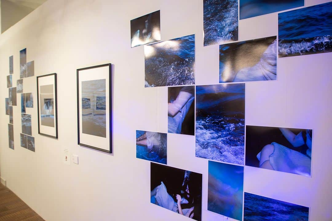 東京造形大学 Tokyo Zokei Universityさんのインスタグラム写真 - (東京造形大学 Tokyo Zokei UniversityInstagram)「_ 本日より横浜 BankART KAIKOにて授業成果の発表展「東京造形大学写真 研究所」がスタートしました。会期中には「中高生から見た美術」をテーマにしたシンポジウムや展示作品の公開講評会などのイベントを行います。皆さまのご来場をお待ちしています。  会期：11/17（金）～11/23（木・祝） 時間：11：00～19：00（最終日は16：30まで） 会場：横浜 BankART KAIKO  #東京造形大学  #美術大学 #美大 #美術 #デザイン #写真 #展覧会 #横浜 #tokyozokeiuniversity #art #design #artuniversity #yokohama #bankartkaiko #📸」11月17日 16時37分 - tokyo_zokei_univ_official