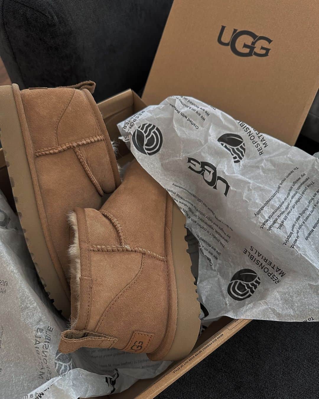 山本明果のインスタグラム：「🥯🥐🥖 厚底じゃないほう #ugg#uggboots」