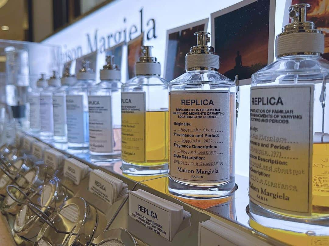 HANKYU.MODEさんのインスタグラム写真 - (HANKYU.MODEInstagram)「Maison Margiela ‘REPLICA’ Fragrances at 2F HANKYU BEAUTY  「レプリカ」フレグランスの新作「レプリカ オードトワレ アンダー ザ スターズ」が、11/16日(木)より新発売。 満天の星空の下で、暖かい風がそよぐナミビアの砂海をイメージ。薪の燃えさしと揺らめく残り火の温もりに包まれる、神秘的な夜更けを再現した香り。 ホリデームードにマッチするゴールドに煌めくギフトボックスも登場。(数量限定,無くなり次第終了)  #maisonmargielafragrances #レプリカ #23AW #香水 #フレグランス #hankyumode #hankyumode23aw #hankyu #阪急百貨店 #阪急うめだ本店 #阪急本店 #うめはん」11月18日 12時00分 - hankyumode