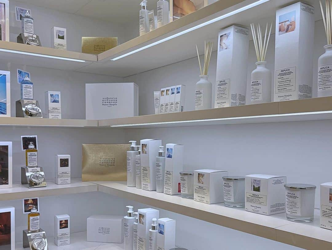 HANKYU.MODEさんのインスタグラム写真 - (HANKYU.MODEInstagram)「Maison Margiela ‘REPLICA’ Fragrances at 2F HANKYU BEAUTY  「レプリカ」フレグランスの新作「レプリカ オードトワレ アンダー ザ スターズ」が、11/16日(木)より新発売。 満天の星空の下で、暖かい風がそよぐナミビアの砂海をイメージ。薪の燃えさしと揺らめく残り火の温もりに包まれる、神秘的な夜更けを再現した香り。 ホリデームードにマッチするゴールドに煌めくギフトボックスも登場。(数量限定,無くなり次第終了)  #maisonmargielafragrances #レプリカ #23AW #香水 #フレグランス #hankyumode #hankyumode23aw #hankyu #阪急百貨店 #阪急うめだ本店 #阪急本店 #うめはん」11月18日 12時00分 - hankyumode