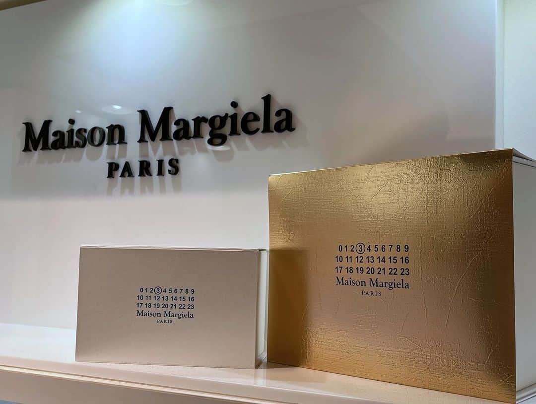 HANKYU.MODEさんのインスタグラム写真 - (HANKYU.MODEInstagram)「Maison Margiela ‘REPLICA’ Fragrances at 2F HANKYU BEAUTY  「レプリカ」フレグランスの新作「レプリカ オードトワレ アンダー ザ スターズ」が、11/16日(木)より新発売。 満天の星空の下で、暖かい風がそよぐナミビアの砂海をイメージ。薪の燃えさしと揺らめく残り火の温もりに包まれる、神秘的な夜更けを再現した香り。 ホリデームードにマッチするゴールドに煌めくギフトボックスも登場。(数量限定,無くなり次第終了)  #maisonmargielafragrances #レプリカ #23AW #香水 #フレグランス #hankyumode #hankyumode23aw #hankyu #阪急百貨店 #阪急うめだ本店 #阪急本店 #うめはん」11月18日 12時00分 - hankyumode