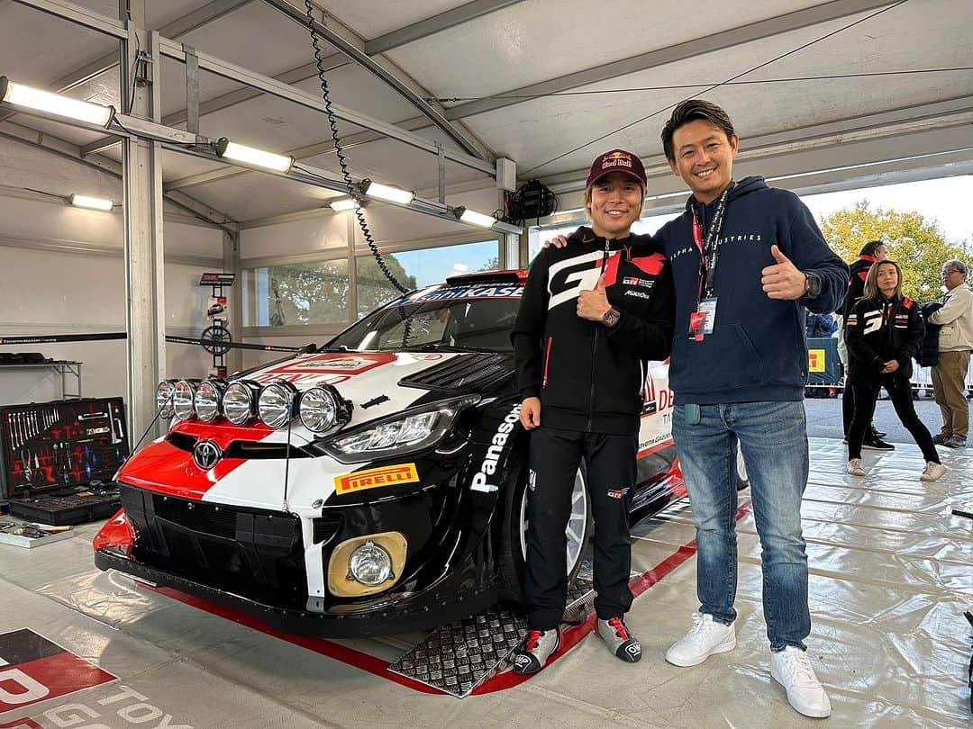 吉本大樹のインスタグラム：「#WRC Rally Japan💨 木曜日は日帰りで豊田スタジアムでのSSに #勝田貴元 @takamotokatsuta の応援に行って来ました。 勝田がラリーの道へ行くと決めた時から活躍をずっと応援しています。 今日のクラッシュは残念でしたがその後ステージウィンしまくりで素晴らしい走りを見せています👏 今日、明日の豊田スタジアムでのSSに行くか悩んでたら絶対見に行く価値ありだから是非行ってください！ @rally_japan  @officialwrc  @tgr_wrc」