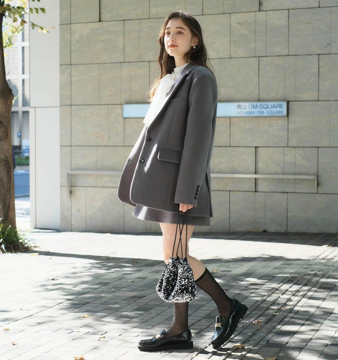 のインスタグラム：「11/17(金)〜11/20(月)ALL10%OFF 公式オンライン限定で開催中📣  Recommend Item✨ @rirandture_official   🏷️オーバーサイズテーラードジャコット price：¥27,500 color：黒、チャコールグレー 、ピンクベージュ ⁡ 商品の詳しい情報はタグからcheck☑︎ ⁡ ————————————————— ⁡ ▶▶︎▶︎news  11/17(金)〜11/20(月) 全品10%OFF 公式オンライン限定で開催中📣 ⁡ ▶▶︎▶︎information ⁡ ☑︎📩メルマガ登録でお得な情報をGET‼︎ 不定期でお得なキャンペーン実施します✨ ⁡ ☑︎公式オンラインサイトArpege storyで 店舗在庫状況がご確認いただけるようになりました！ さらにネットで完売商品もお店に在庫があれば取り寄せ、お取り置き可能になりました💐(一部店舗のみ) ⁡ ————————————————— ⁡ #rirandture  #リランドチュール」