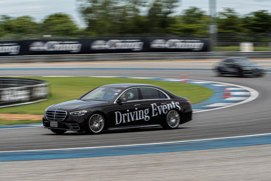 Mercedes-Benz Thailandさんのインスタグラム写真 - (Mercedes-Benz ThailandInstagram)「เผยสมรรถนะที่โดดเด่นอย่างมีระดับ 🏁🍃 กับ Mercedes-Benz S 580 e AMG Premium พร้อมสะท้อนความเป็นตัวคุณได้อย่างลงตัว ด้วยดีไซน์ของยนตรกรรมที่ถูกถ่ายทอดอย่างมาอย่างพิถีพิถัน กับการตกแต่งรอบคันแบบ AMG bodystyling พร้อมกับล้ออัลลอยดีไซน์สปอร์ตจาก AMG แบบ multi-spoke ขนาด 20” ทำให้รับกับทุกเส้นทางได้ดั่งใจ ไม่ว่าจะโค้งไหนก็ตอบโจทย์ประสบการณ์การขับขี่ที่แสนจะลงตัว  👉🏻 ติดตามช่องทางของเราได้ที่  Website : www.mercedes-benz.co.th/27-homepage  Line : @mercedesbenzth : lin.ee/jaqvPXF  Facebook : mb4.me/MBTHFA  Instagram : mb4.me/MBTHIG  YouTube : mb4.me/MBTHYT *อุปกรณ์บางส่วนในภาพอาจแตกต่างจากที่จำหน่ายจริง โปรดตรวจสอบรายการอุปกรณ์ของรถยนต์แต่ละรุ่นที่ผู้จำหน่ายฯ อย่างเป็นทางการทั่วประเทศ​​  #SClass #S580 #SophisticatedLuxury #MercedesMaybach #MercedesBenzThailand」11月17日 17時02分 - mercedesbenzthailand