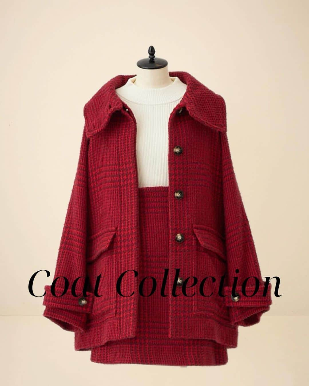 デイシーのインスタグラム：「𝐶𝑜𝑎𝑡 𝐶𝑜𝑙𝑙𝑒𝑐𝑡𝑖𝑜𝑛  -------------------------------------------  🏷️loop checked stand collar coat No. 104160023 ¥45,100(in tax)  red, black  Fsize  ループ糸を使用した表面感あるツイードのチェック柄が クラシカルなスタンドカラーコート。 大き目のポケット、袖のベルトを付けポイントに。 フロントは隠しボタンにしすっきりと仕上げました。 レッドはDEICYオリジナルで作成し、 トレンドカラーのレッドとボルドーを組み合わせた 目を惹く配色に仕上げました。  -------------------------------------------  ˗ˏˋ 𝟏𝟎％𝐎𝐅𝐅 𝐂𝐚𝐦𝐩𝐚𝐢𝐠𝐧 ˎˊ˗ 　　11/16 thu -30 thu   official web storeでは 11/19(sun)まで、対象のコートが表示価格よりさらに“10％OFF”となります🎫 この機会をお見逃しなく❤︎  ※ログイン後、カート内で金額をご確認いただけます。 ※予約商品・SALE商品は対象外となります。 ※店舗とは施策内容が異なります。  . #deicy #mecouture #deicypress #deicy2023winter #LaChicdePARIS #deicycoatcollection」