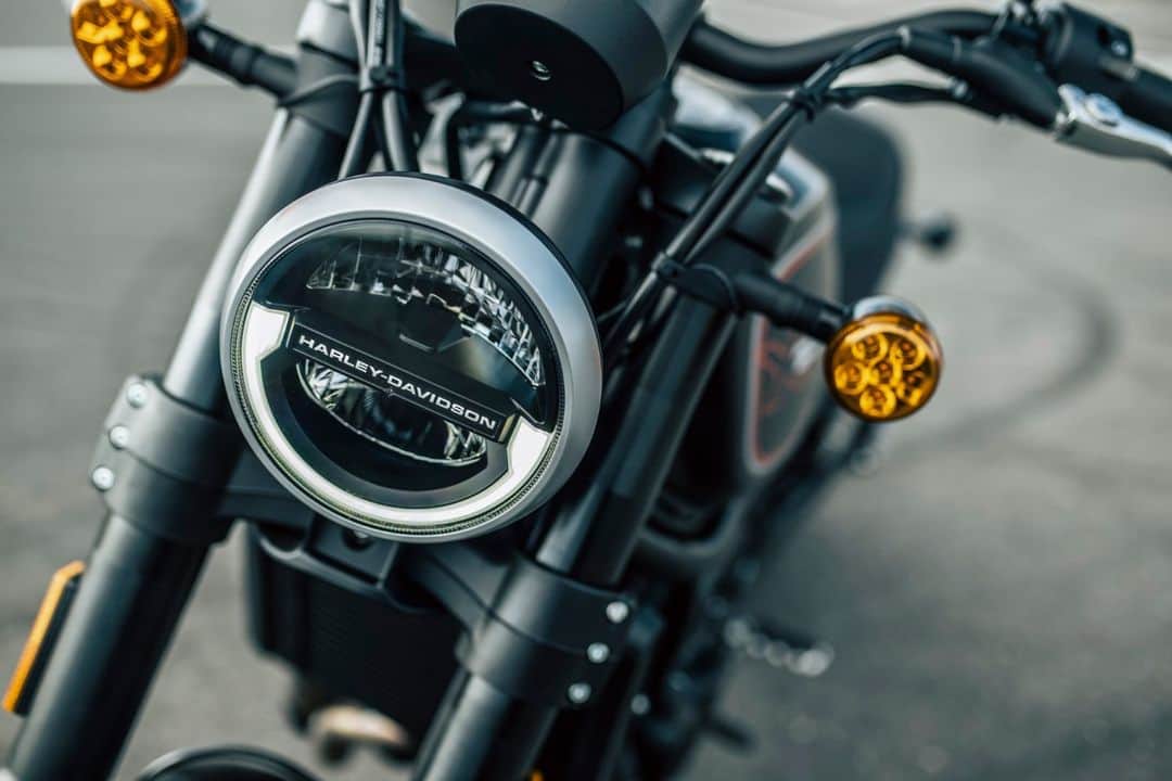 Harley-Davidson Japanさんのインスタグラム写真 - (Harley-Davidson JapanInstagram)「【HARLEY-DAVIDSON X】新エンジン＆フレームのファッション・ライフスタイルコンシャスな軽量都市型コミューターモデル「X350」「X500」 人間工学に基づくリラックスしたアップライトなライディングポジションを通じ、これまでにないスポーティーな乗り味を提供。フロントとリアのサスペンションはライダーの好みや路面に合わせて調整可能で、街乗りでも長距離でも快適なライディングと自信に満ちたハンドリングを実現しています  https://www.h-d.com/jp/ja/motorcycles/h-d-x.html  #ハーレーダビッドソン #HarleyDavidson #UnitedWeRide #X350 #X500」11月17日 17時02分 - harleydavidsonjapan