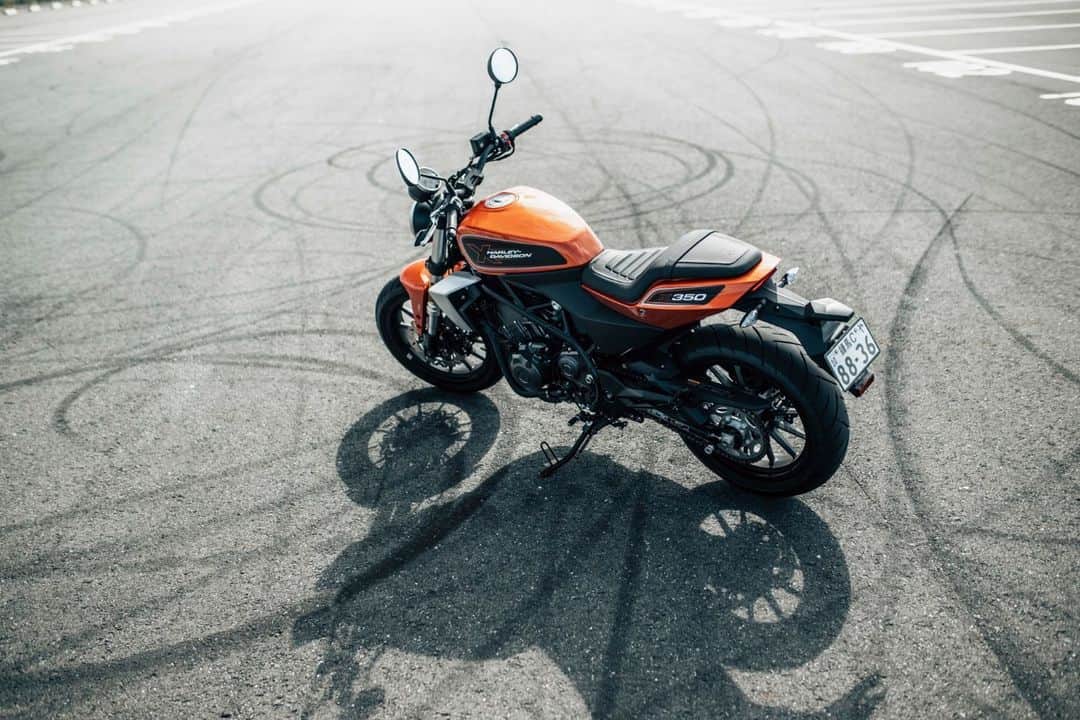 Harley-Davidson Japanさんのインスタグラム写真 - (Harley-Davidson JapanInstagram)「【HARLEY-DAVIDSON X】新エンジン＆フレームのファッション・ライフスタイルコンシャスな軽量都市型コミューターモデル「X350」「X500」 人間工学に基づくリラックスしたアップライトなライディングポジションを通じ、これまでにないスポーティーな乗り味を提供。フロントとリアのサスペンションはライダーの好みや路面に合わせて調整可能で、街乗りでも長距離でも快適なライディングと自信に満ちたハンドリングを実現しています  https://www.h-d.com/jp/ja/motorcycles/h-d-x.html  #ハーレーダビッドソン #HarleyDavidson #UnitedWeRide #X350 #X500」11月17日 17時02分 - harleydavidsonjapan
