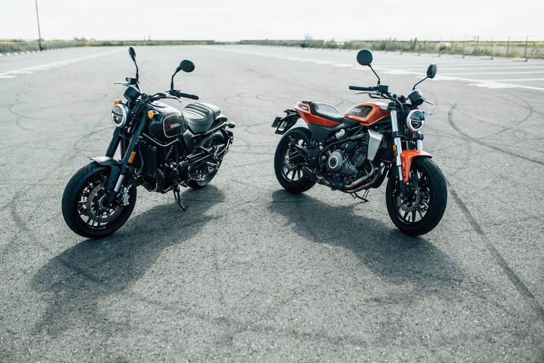 Harley-Davidson Japanのインスタグラム：「【HARLEY-DAVIDSON X】新エンジン＆フレームのファッション・ライフスタイルコンシャスな軽量都市型コミューターモデル「X350」「X500」 人間工学に基づくリラックスしたアップライトなライディングポジションを通じ、これまでにないスポーティーな乗り味を提供。フロントとリアのサスペンションはライダーの好みや路面に合わせて調整可能で、街乗りでも長距離でも快適なライディングと自信に満ちたハンドリングを実現しています  https://www.h-d.com/jp/ja/motorcycles/h-d-x.html  #ハーレーダビッドソン #HarleyDavidson #UnitedWeRide #X350 #X500」