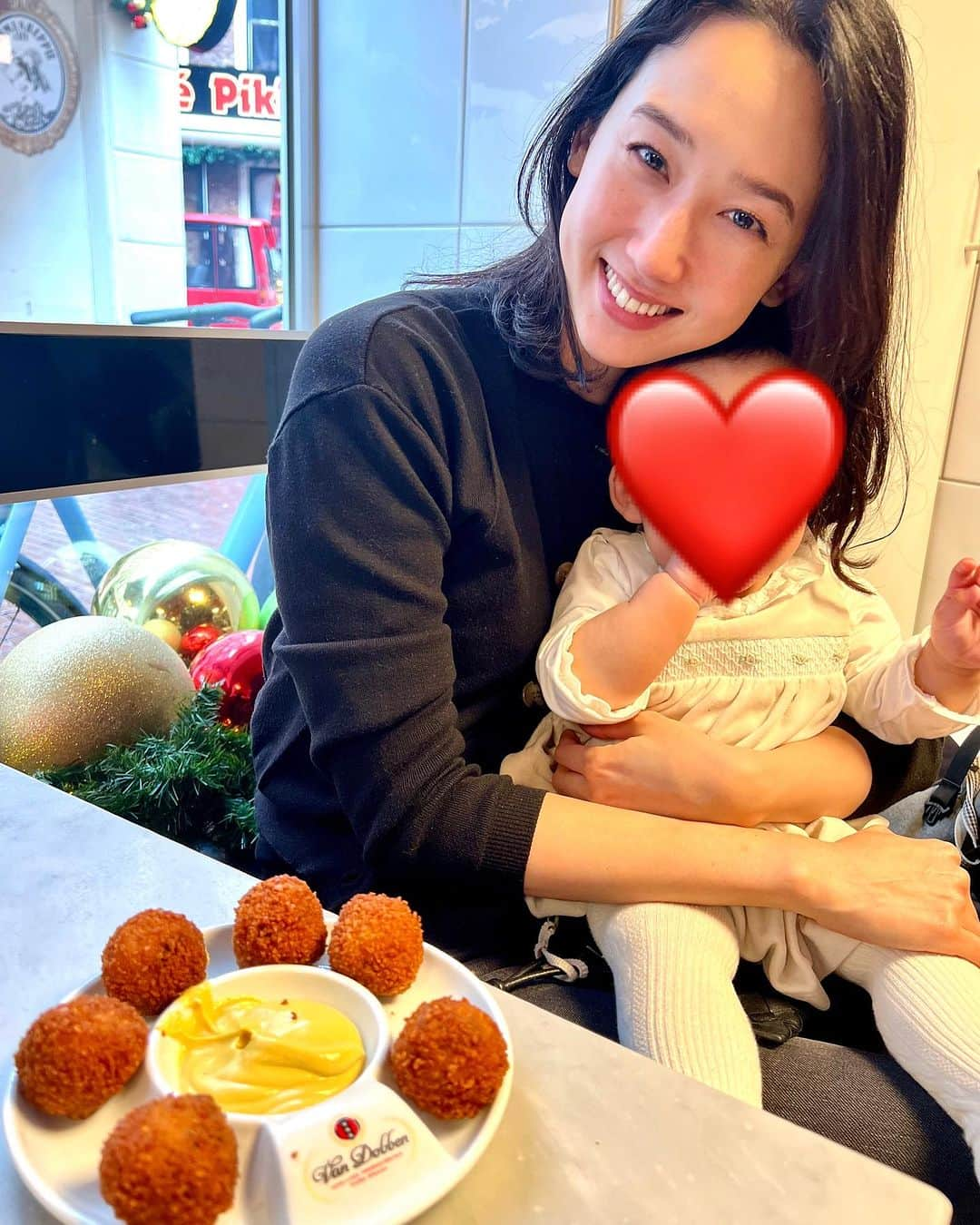 松原汐織のインスタグラム：「My husband and I look for the best Bitterbaleen in the Netherlands🇳🇱 His colleague recommended Eetsalon Van Dobben. We went there and shared Bitterballen, Croquette roll and Roasted pork roll. These sauces were excellent♡ There aren’t many tourists. It’s a cosy local restaurant. We recommend the restaurant for a quick lunch🍴 We ate Stroop Waffle though😂 ・ ・ 夫の同僚からNo.1ビターバレンのお店だと勧められた、Eetsalon Van Dobbenへ❣️  ビターバレン、クロケットサンド、ローストポークサンドをシェアしました。確かにクリームが違うかな、と😋 私はローストポークサンドのソースが何とも言えない美味しさで好みでした♡  地元のお客さんで賑わっていて、アルコール提供はなし(牛乳を頼んでいる人が多くてビックリ)、サッと食べて出る！というスタイル。旅行中って何軒か梯子したいと思うので、その点でもオススメ🫶🏻 その後は、散歩して、Rudi’s Originalのストロープワッフルをおやつに食べました🤭🧇 ・ ・ ー #baby #babygirl #9monthsold #mumofagirl #lovemyfam #netherlands #amsterdam  #bitterbaleen #eetsalonvandobben #stroopwafel #rudisoriginalstroopwafels #lekker  #ビターバレン #ストロープワッフル #オランダグルメ  #オランダ #オランダ生活 #アムステルダム #アムステルダム生活  #アムステルダム子育て #オランダ子育て #子連れアムステルダム #オランダグルメ  #ヨーロッパ #ヨーロッパ在住 #ヨーロッパ子育て #海外子育て #海外子育てママ #令和5年ベビー #女の子ママ  #shioriinnetherlands2023」