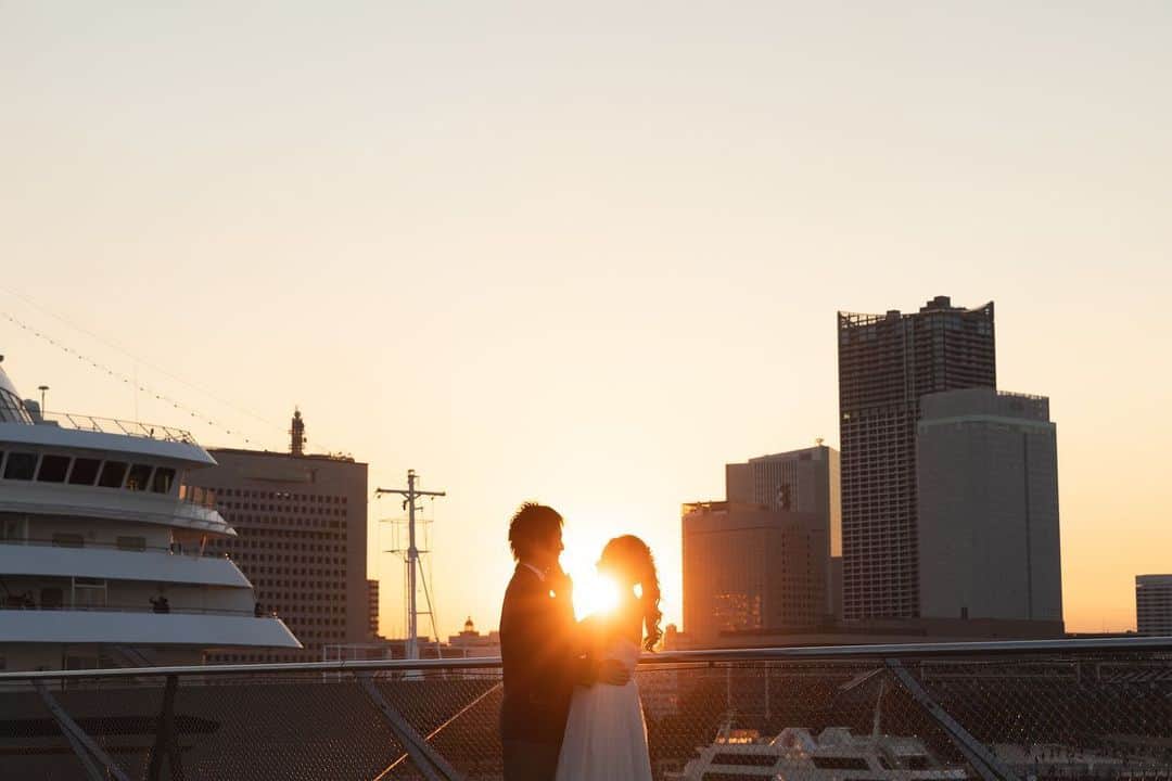 スタジオAQUA 横浜店さんのインスタグラム写真 - (スタジオAQUA 横浜店Instagram)「． ． ． #大さん橋夜景ロケーション ． ． ． ロケーションならではのシルエットシリーズ ． この日はとても天気に恵まれ、 夕陽の橙色がお2人を柔らかく照らしていました💡´- ． ． ． Photo by Nakabayashi ． ． ．  #デコフォト #シンプルコーデ #お色直し #撮る結婚式 #ウエディング #ウエディングフォト #フォトウエディング #カップル  #前撮り #結婚式 #結婚式準備 #ヘアメイク #ヘアアレンジ #ウエディングドレス #タキシード #花嫁さんと繋がりたい  #撮る結婚式 #花嫁ヘア  #オシャレ花嫁 #weddingphotography #ロケーション撮影 #洋装前撮り #前撮りポーズ」11月17日 17時02分 - studioaqua_yokohama