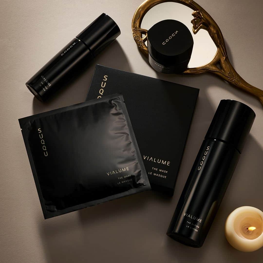 SUQQU公式Instgramアカウントのインスタグラム：「To person everywhere, with their clarity, polish, and elegance. Skincare products that provide a sense of fulfillment and moisture, with their gentle touch and scents.  軽やかにしなやかに、気高く生きる大人へ。 優美な感触と心まで解きほぐすような温かな香りで、うるおいとともに幸福感を満たすスキンケア。  #SUQQU #スック #jbeauty #cosmetics #SUQQU20th #SUQQUskincare #ヴィアルム」