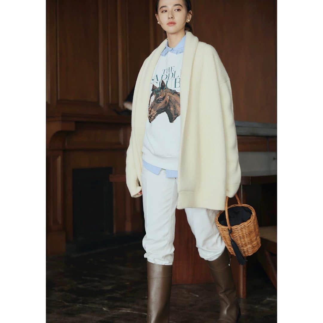 集英社FLAG SHOP（フラッグショップ）さんのインスタグラム写真 - (集英社FLAG SHOP（フラッグショップ）Instagram)「⁡ ⁡ ⁡ 秋→冬はベーシックカラーを味方につける！ ⁡ 人気スタイリスト・石関靖子さんの 黒・グレー・白・ベージュStyleの旬ルール🤍 ⁡ ⁡ アウター合わせや重ね着が増える秋冬は、頼もしいベーシックカラーの魅力がよりいっそう輝くシーズン✨ ⁡ そこでおなじみの４つのカラー別に、実用的でいて、今っぽさも感じさせる旬の着こなしを提案！ ⁡ 石関さん流のコーデ術をマスターすれば、明日からのおしゃれがもっと楽しくなるはず🫧 ⁡ ⁡ ⁡ #SHINZONE #SACRA #ADAWAS #upperhights #NOMADIS #MADISONBLUE #FABIORUSCONI #SAYAKADAVIS #MACKINTOSH #DATE #SIXBYONE #SLOANE #VASIC #COGTHEBIGSMOKE #SACRA #Oblada #TICCA #outer #happyplusstore #トレンド #名品アウター #ハピプラ ⁡ ⁡」11月17日 16時54分 - happyplusstore