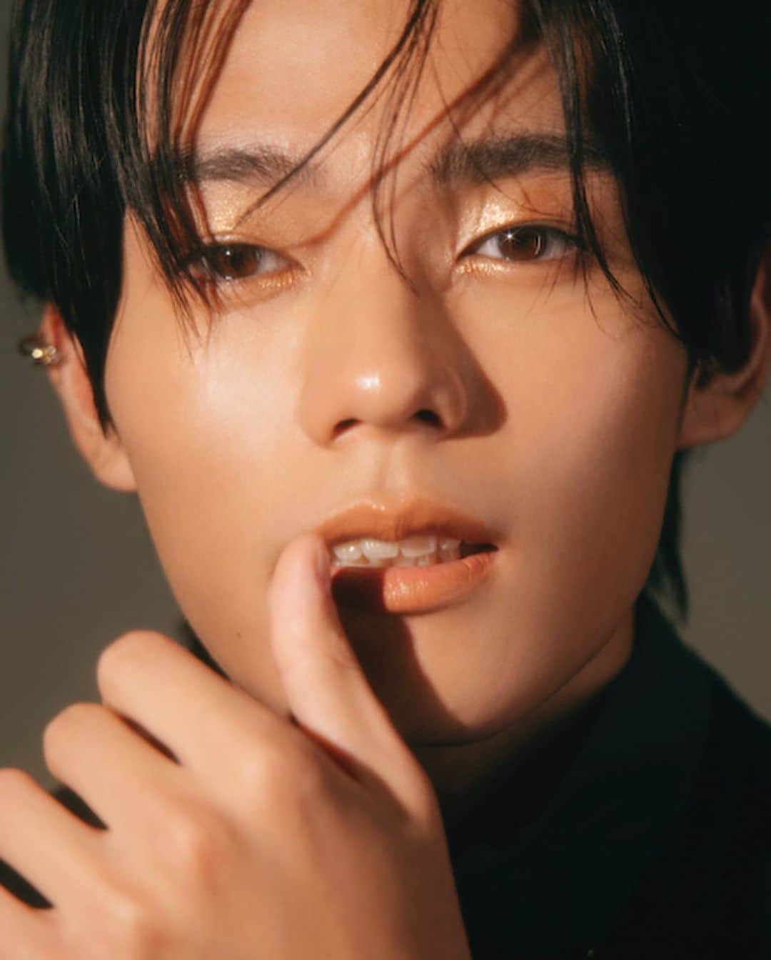 FINEBOYSさんのインスタグラム写真 - (FINEBOYSInstagram)「【PRESENT：日向亘さんチェキプレゼント🎁】  発売中のFINEBOYS12月号「これからの男子メイク」連載に日向亘さんが登場👏🏻👏🏻👏🏻  引き寄せられるキラキラ✨のアイメイクと今の季節🍁にピッタリなリップメイクに挑戦してもらいました💄❤️‍🔥  普段メイクをしないという日向さん。今回チャレンジしてみた感想をここでしか見られない動画で語ってくれました✊🏻 もちろん誌面も忘れずにチェックしてくださいね🫡！  そしてそして！ 日向亘さんのサイン入りチェキをプレゼント💐  以下の応募方法をチェックして、 ぜひ参加してくださいね！  ======================= 【応募期間】 〜11月24日(金)23時59分まで  【応募方法】 ①FINEBOYS公式Instagramをフォロー ②本投稿にいいね ※抽選対象は公開アカウントのみになります  【当選発表】 当選した方のみ、コメントを投稿してくださったアカウントにDM（ダイレクトメッセージ）にて2023年12月上旬までにご連絡します。 ※当選者の発表はDMでのご連絡をもってかえさせていただきます。 抽選の経過や結果などに関するお問い合わせには一切お答えできません。 賞品の発送は12月中を予定しております。 ※当選連絡をしてから7日以内に連絡が取れない場合は、当選が無効となります。ご了承ください。  コメントをすると当選確率がアップするかも…？ ご応募お待ちしております！  #日向亘  #どうする家康  #うちの弁護士は手がかかる  #君となら恋をしてみても  #fineboys  #チェキプレゼント」11月17日 16時55分 - fineboys_jp