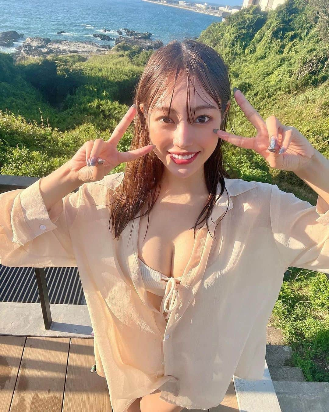 美女美容事情のインスタグラム：「《Ｗピース✌️💗》 *⁠ リポストを使って素敵な美女の投稿を紹介させて頂く【ビジョビ💄美女美容事情💅】のコーナーです✨ *⁠ 今回ご紹介させて頂きますのは!!👀❤︎⁠⠀ 美月千佳さん< @mizuki__chika >の素敵なお写真📸 *⁠⠀⁠⠀⁠⠀⁠⠀ 海が見える場所でピースショット❣️✌️ スタイルが抜群で美しいです😍🌴 *⠀⁠⠀⁠⠀⁠⠀⁠⠀ 美月千佳さん< @mizuki__chika > ⠀⁠⠀⁠⠀⁠⠀ 素敵な投稿ありがとうございました☺️📸✨ *⠀⁠⠀⁠⠀⁠⠀⁠⠀ 美月千佳さんのアカウントには他にも素晴らしい投稿が沢山ありますので是非覗いてみてくださいね💁‍♀️💙⁠⠀⁠⠀⁠⠀⁠⠀ *⠀⁠⠀⁠⠀⁠⠀⁠⠀ △▼△▼△▼△▼△▼△▼△▼△▼△▼ ⁠⠀⁠⠀⁠⠀ ❤🧡💛「美女美容事情」💚💙💜⠀⠀⠀⠀⠀⠀⠀⠀⠀⠀⠀⠀⠀⠀⁠⠀⁠⠀⁠⠀⁠⠀⁠⠀ 👇掲載ご希望の方は👇⠀⠀⠀⠀⠀⠀⠀⠀⠀⠀⠀⠀⠀⠀⠀⁠⠀⁠⠀⁠⠀⁠⠀⁠⠀ @b_b_j.jタグ付けと🖤 #ビジョビ ⁠⠀ 🖤タグ付けお願いします✨⠀⠀⠀⠀⠀⠀⠀⠀⠀⠀⠀⠀⠀⠀⠀⁠⠀⁠⠀⁠⠀⁠⠀⁠⠀ △▼△▼△▼△▼△▼△▼△▼△▼△▼ ⁠⠀⁠ #インスタ美女 #インスタグラビア  #インスタ美人 #インスタグラマー #インスタ女子 #インフルエンサー」