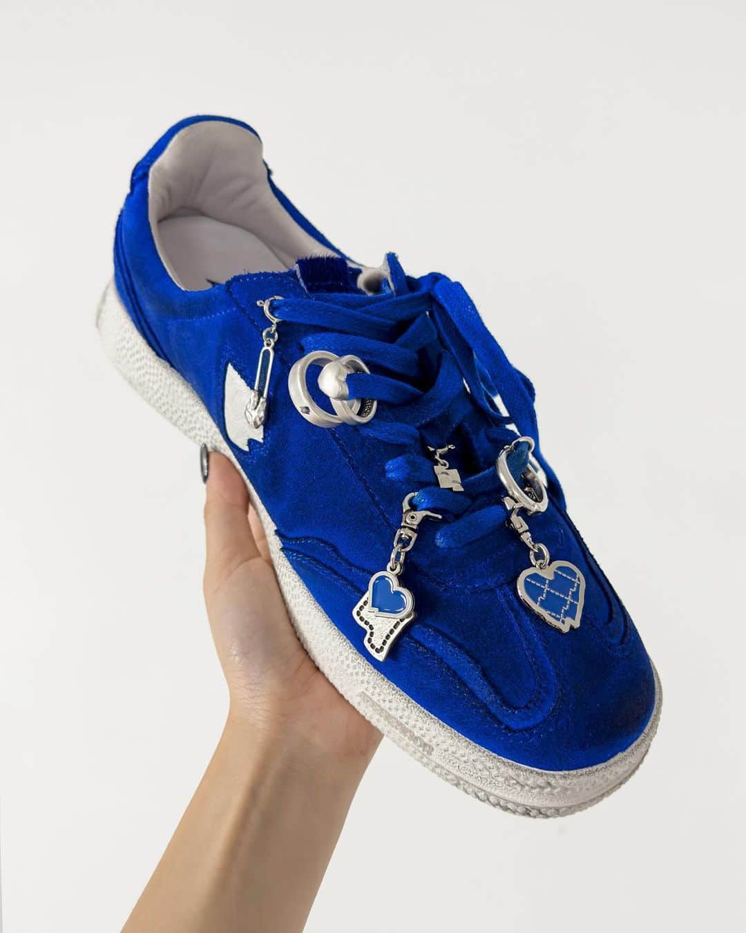 ADER errorのインスタグラム：「ADER's second sneakers line 'Raff'   'Raff', derived from 'Raffiner' meaning 'to refine,' has been reprinted through a reinterpretation of German military sneakers, suggesting a new style for everyday life.   Experience ‘Raff’ with its iconic silhouette.  ADER의 두 번째 스니커즈 라인 ‘Raff’     ‘세련되게 다듬다'의 뜻을 가진 'Raffiner'에서 파생한 'Raff’는 독일화의 재해석을 통해 복각되어 일상의 새로운 스타일을 제안합니다.   아이코닉한 실루엣을 지닌 'Raff'를 경험해보세요.     Available on adererror.com  #ADERSneakers #Raff」