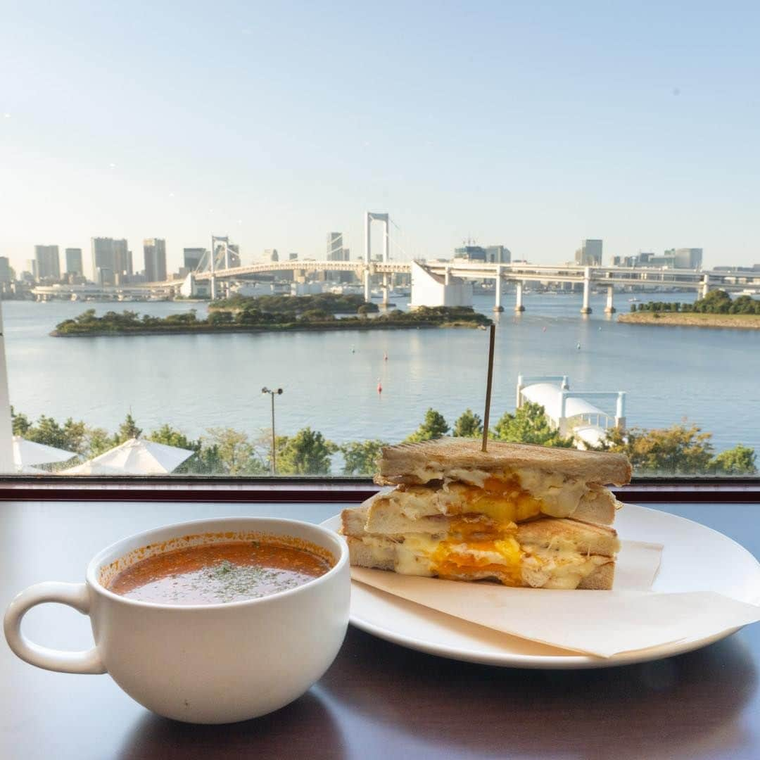 アクアシティお台場/AQUA CiTY ODAIBAのインスタグラム：「. 【冬グルメ🍴】  出来たてのホットサンドイッチがいただける｢バンクサンドイッチアンドカフェ｣🥪 ハムエッグ＆チーズは、サクサクのパンに挟まれたとろけるチーズと塩っけのあるハムエッグが相性抜群！🍳🧀 あったかトマトスープは、ほっと一息つきたくなる味わいです☺️  レインボーブリッジを眺めながら、少し贅沢なひとときをお過ごしください✨  場所：6F  バンクサンドイッチアンドカフェ  #バンクサンドイッチアンドカフェ #サンドイッチカフェ #サンドイッチ #sandwich #sandwiches #サンドイッチ専門店 #サンドイッチ好き #サンドイッチ巡り #サンドイッチ好きな人と繋がりたい #サンドイッチ部 #サンドイッチランチ #お台場カフェ #お台場レストラン #港区ランチ #港区ディナー #odaiba #odaibatrip #odaibatravel #japantrip #tokyotrip #tokyotravel #japantravel #visittokyo #일본여행 #도쿄여행 #アクアシティ #アクアシティお台場 #お台場 #東京 #tokyo」