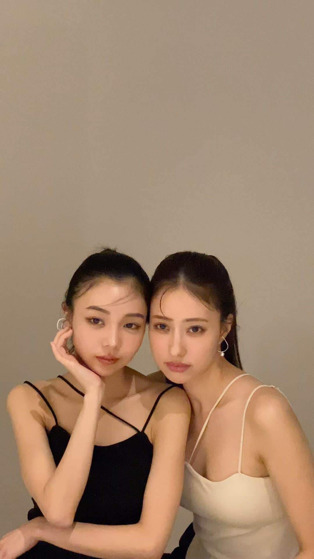 愛甲千笑美のインスタグラム：「姉妹🖤🤍」