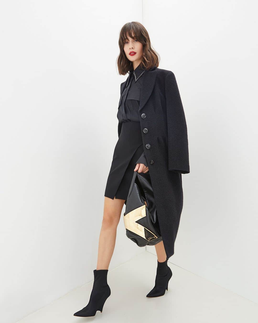 ジェニーのインスタグラム：「A black odyssey adorned with the X HOBO Bag: Genny's Fall/ Winter 2023-2024 Collection reimagines the past with Sara Cavazza's fresh style codes for the future.  Discover the seamless fusion of classic allure and unparalleled style in boutiques and online on genny.com.  #Genny #MadeinItaly #FW2324」