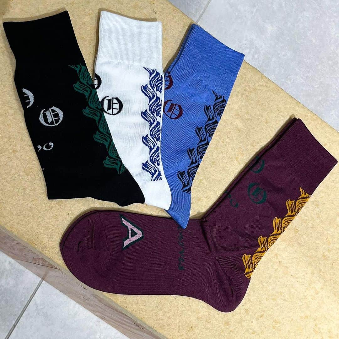 HANKYU.MODEさんのインスタグラム写真 - (HANKYU.MODEInstagram)「. TOGA×Tabio COLLABORATION SOCKS At 3F MODE  1968年の創業以来、日本の職人が一つひとつ丁寧に編み立てているレッグウエアブランド「Tabio」とのコラボレーションソックス第4弾が登場！ ユニセックスラインTOGA TOOのロゴや、人気のシアーシリーズなどカラフルなデザインがTabioの技術を備えラインアップ。 うち３型はユニセックスサイズで展開。  Page1-3(ユニセックス展開) 2,640円 Page4(24.5㎝まで) 2,420円  #toga #ttabio #togatabio #トーガ #タビオ #トーガタビオ #hankyumode #hankyu #阪急うめだ本店 #阪急本店 #うめはん #ファッション  #hankyumode23aw #socks #ソックス #靴下 #足元コーデ #コラボソックス」11月17日 17時06分 - hankyumode