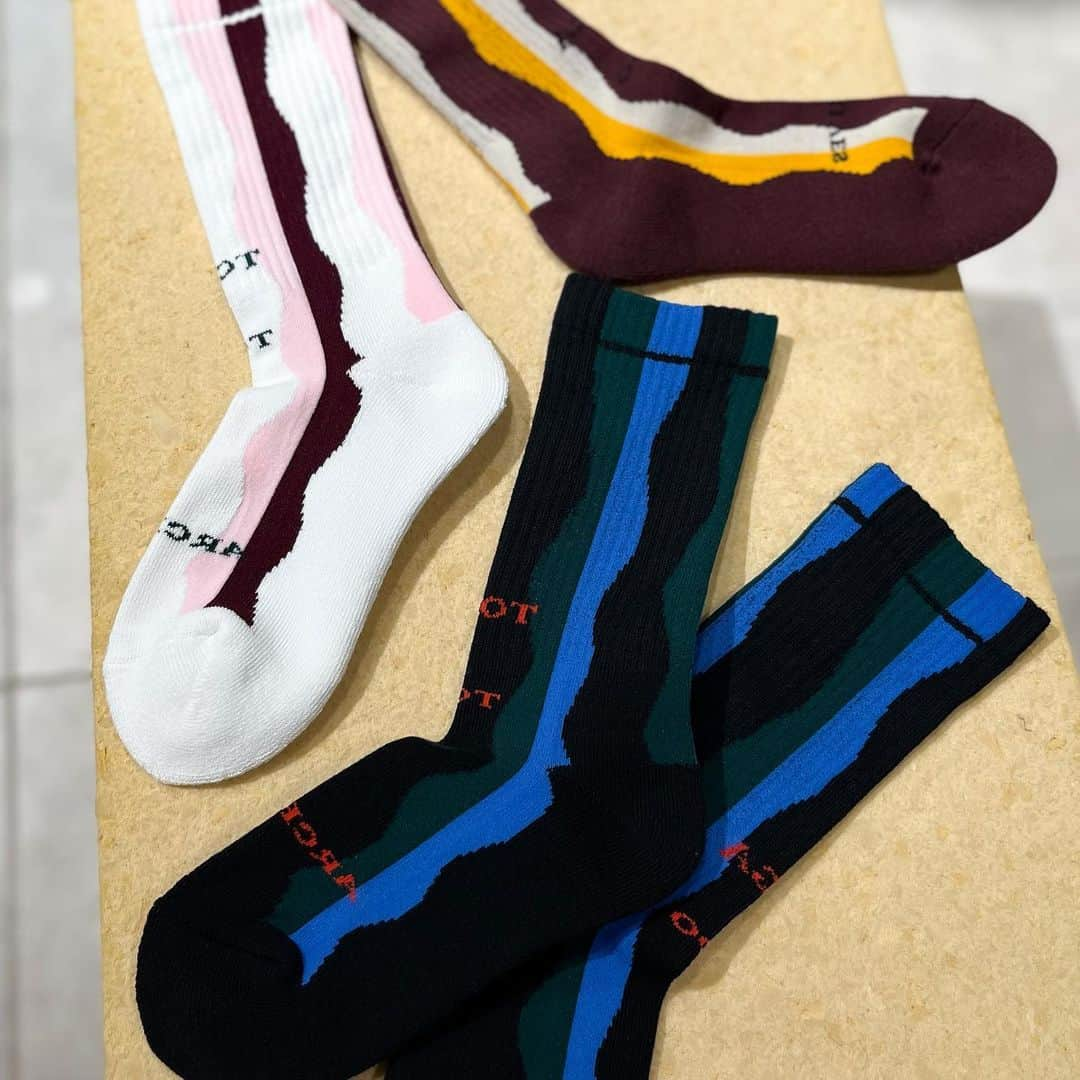 HANKYU.MODEさんのインスタグラム写真 - (HANKYU.MODEInstagram)「. TOGA×Tabio COLLABORATION SOCKS At 3F MODE  1968年の創業以来、日本の職人が一つひとつ丁寧に編み立てているレッグウエアブランド「Tabio」とのコラボレーションソックス第4弾が登場！ ユニセックスラインTOGA TOOのロゴや、人気のシアーシリーズなどカラフルなデザインがTabioの技術を備えラインアップ。 うち３型はユニセックスサイズで展開。  Page1-3(ユニセックス展開) 2,640円 Page4(24.5㎝まで) 2,420円  #toga #ttabio #togatabio #トーガ #タビオ #トーガタビオ #hankyumode #hankyu #阪急うめだ本店 #阪急本店 #うめはん #ファッション  #hankyumode23aw #socks #ソックス #靴下 #足元コーデ #コラボソックス」11月17日 17時06分 - hankyumode