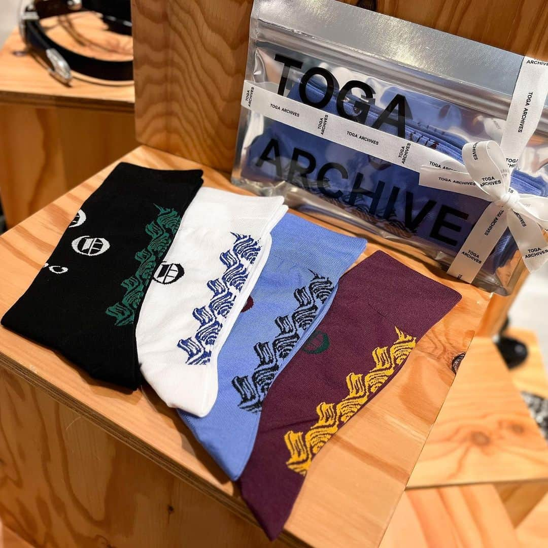 HANKYU.MODEのインスタグラム：「. TOGA×Tabio COLLABORATION SOCKS At 3F MODE  1968年の創業以来、日本の職人が一つひとつ丁寧に編み立てているレッグウエアブランド「Tabio」とのコラボレーションソックス第4弾が登場！ ユニセックスラインTOGA TOOのロゴや、人気のシアーシリーズなどカラフルなデザインがTabioの技術を備えラインアップ。 うち３型はユニセックスサイズで展開。  Page1-3(ユニセックス展開) 2,640円 Page4(24.5㎝まで) 2,420円  #toga #ttabio #togatabio #トーガ #タビオ #トーガタビオ #hankyumode #hankyu #阪急うめだ本店 #阪急本店 #うめはん #ファッション  #hankyumode23aw #socks #ソックス #靴下 #足元コーデ #コラボソックス」