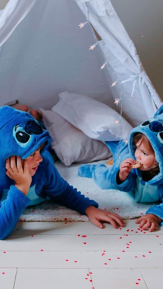 auchan_franceのインスタグラム：「Déjà 100 ans que Disney nous fait rêver avec son univers féérique ! ✨  Pour fêter ça tout en confort, adoptez des  tenues emblématiques : rien de tel pour attendre Noël 🥳  💬 Quel est votre personnage Disney préféré et celui de vos enfants ?   #Auchan #Disney #Disney100」