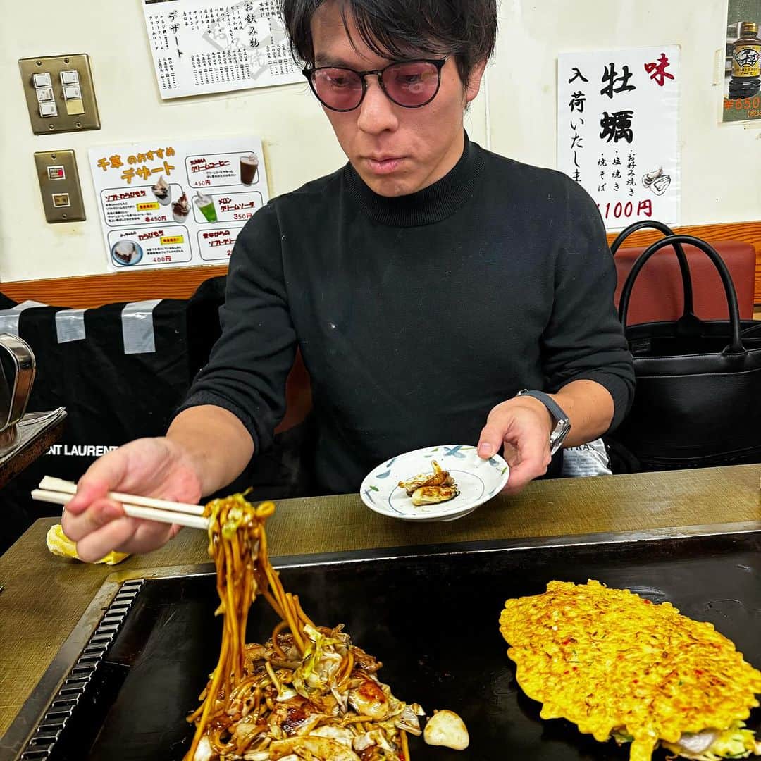 山岸久朗さんのインスタグラム写真 - (山岸久朗Instagram)「TBS「グッとラック」で共演してた中島健ちゃんが大阪に来てくれたのでランチ。  「お好み焼きの美味しい店どうですか」と言われたが、お好み焼き食べないので店がわからない💦えっ、大阪人ほどたこ焼きとかお好み焼き食べなくない？💦  老舗の千草さんをチョイス。 名物「千草焼き」も牡蠣やきそばも美味しかった！ こうして番組終わっても仲良くできて嬉しいねぇ😊♡  土日、阪急百貨店梅田店で展覧会やってて在廊してるらしい！明日はおはパー来てほしいから、明後日会いに行ってみて❣️笑笑  #中島健太 #秒速で売り切れ画家 #やったっけ？ #在廊 #言いたいだけ #なんかカッコいいワード #メルカリ #出してるのに全然売れへんパーカーw #着ていったった #売れへんから着てるw #お好み焼き #千草 #お好み焼千草 #お好み焼き千草 #天満お好み焼き  #大阪お好み焼き #okonomi #okonomiyaki  #osakaokonomiyaki  #temma」11月17日 17時07分 - yamaben