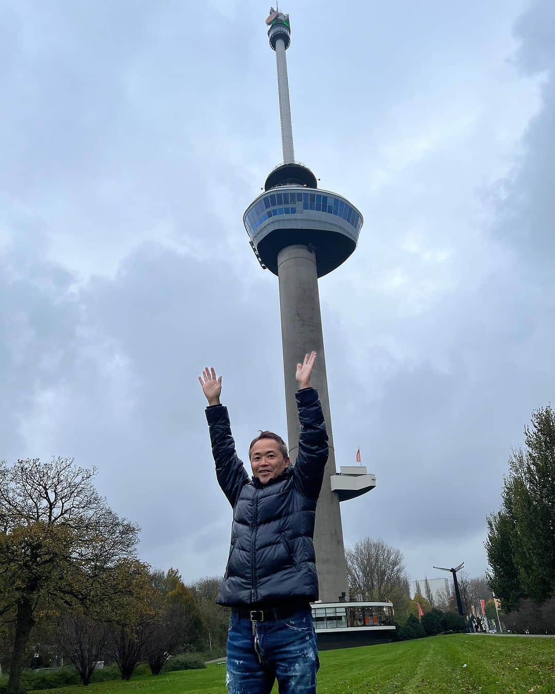 増田順一のインスタグラム：「オランダのロッテルダムに行ってきました！アムステルダムから1時間強と遠かったけど、大好きなユーロマスターズやロッテルダムテクノ(ガバ)が生まれた場所！ 特にこのユーロマストはユーロマスターズの名前から来ていると言われているよ。 そして、レコード屋、楽器屋、不思議な建築物も見学しました！ロッテルダム最高！ #euromast #euromasters #rotterdam #techno #gabba」