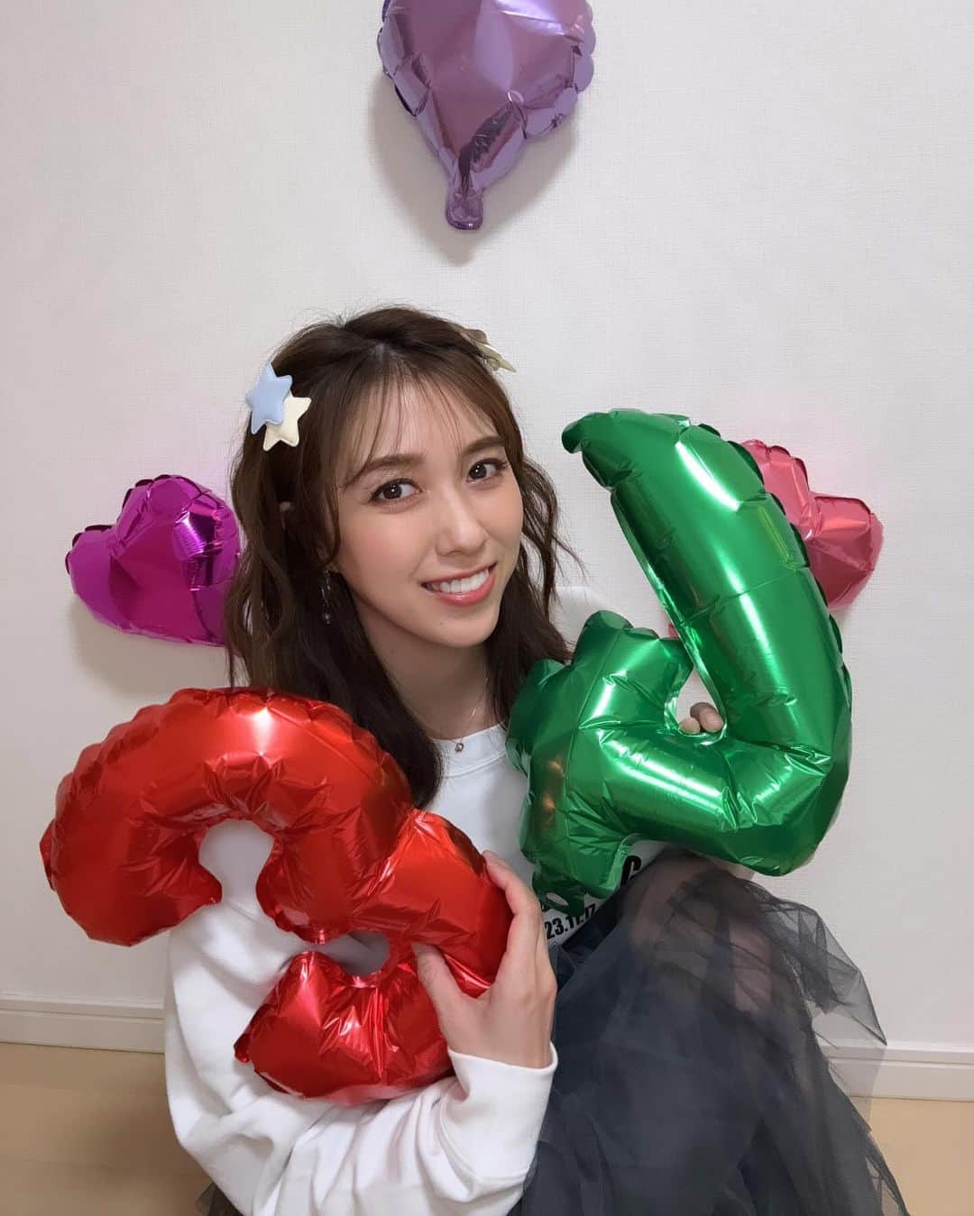 秦瑞穂さんのインスタグラム写真 - (秦瑞穂Instagram)「皆様お祝いコメントありがとう〜🤭✨ 嬉しい！！！ちゃんと全部読んでます☺️  良い1年にするぞー☺️🔥  4が逆って事に.... 2枚目で気付いたよ😂 .  #birthday」11月17日 17時13分 - hatamizuho
