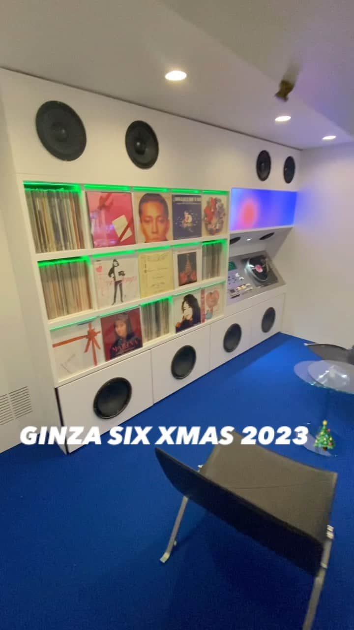 ginza magazineのインスタグラム：「GINZA SIXのクリスマスに夢中🎅 🎄 エントラスには2022年に解体された「中銀カプセルタワービル」の一部が展示中！カプセルの中を覗くと懐かしの名盤レコードがずらり🎧  さらに屋上には2024年1月21日(日)までスケートリンクが登場。今年はリンク中央に中銀カプセルタワービルをオマージュしたアートオブジェが✨カラフルに彩られたリンク全体は、クリエイティブ集団YARがプロデュースしています。 YARがデザインを手がけたオリジナルグッズも要チェック。  【展示場所】 1F エントランス (中央通り正面4丁目側) 【展示期間】 2023年11月10日(金) ～ 12月25日(月) @ginzasix_official  #GINZASIX #ギンザシックス #銀座 #クリスマス #Xmas #Christmas #中銀カプセルタワービル #pr」