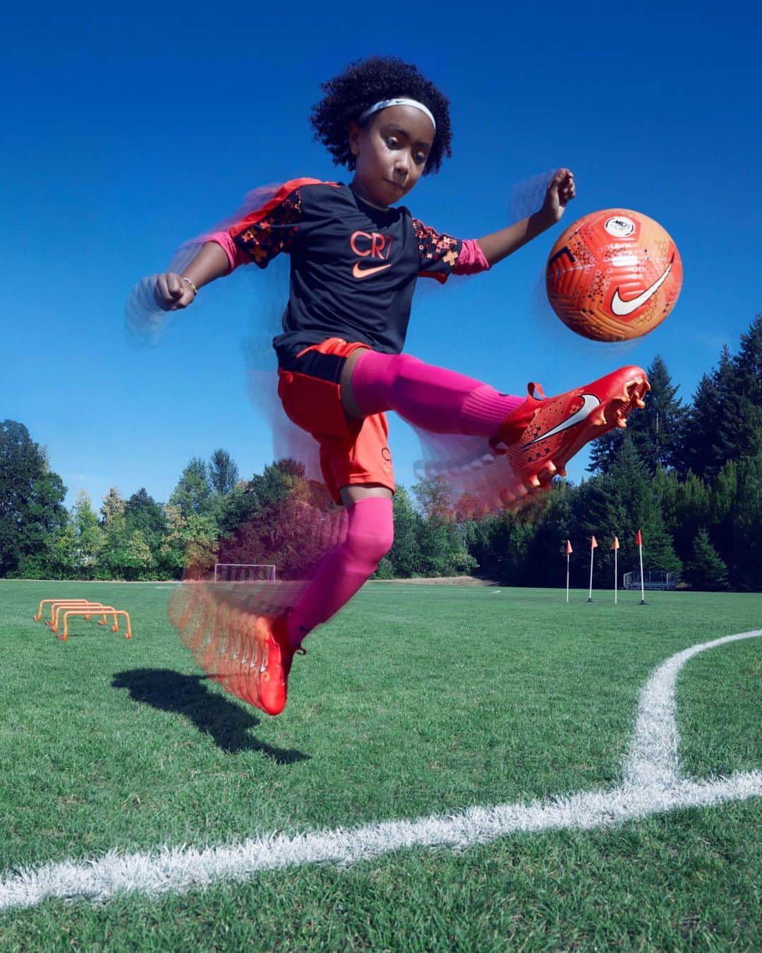 ナイキフットボールのインスタグラム：「Kids make it real with the latest 𝑴𝒆𝒓𝒄𝒖𝒓𝒊𝒂𝒍 𝑫𝒓𝒆𝒂𝒎 𝑺𝒑𝒆𝒆𝒅 7. With its criss-cross straps, the Mercurial is a breeze to get on and go so kids can chase their dreams.  #NikeFootball」
