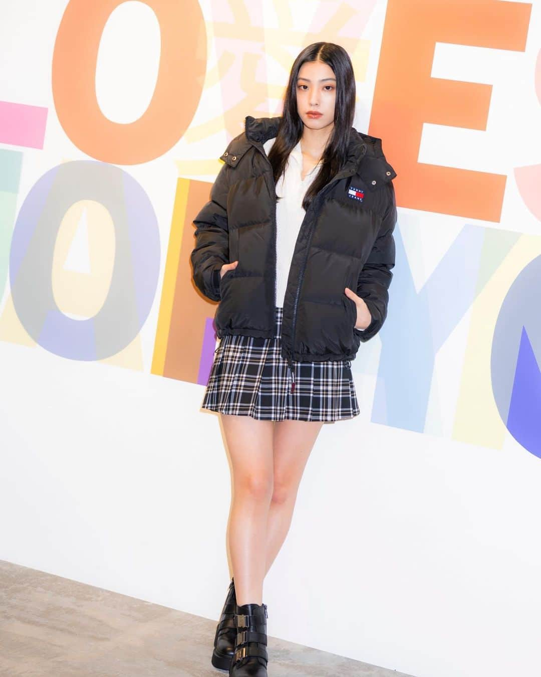 北澤舞悠（まゆちる）のインスタグラム：「TOMMY HILFIGER OMOTESANDOにお邪魔してきました 今回発売されるパッファジャケット着たよ🩶 スカート、パンツスタイルにも似合うから これからの季節にすごく使えそう❄️ #TommyAtOmotesando  #トミージーンズ #PR」