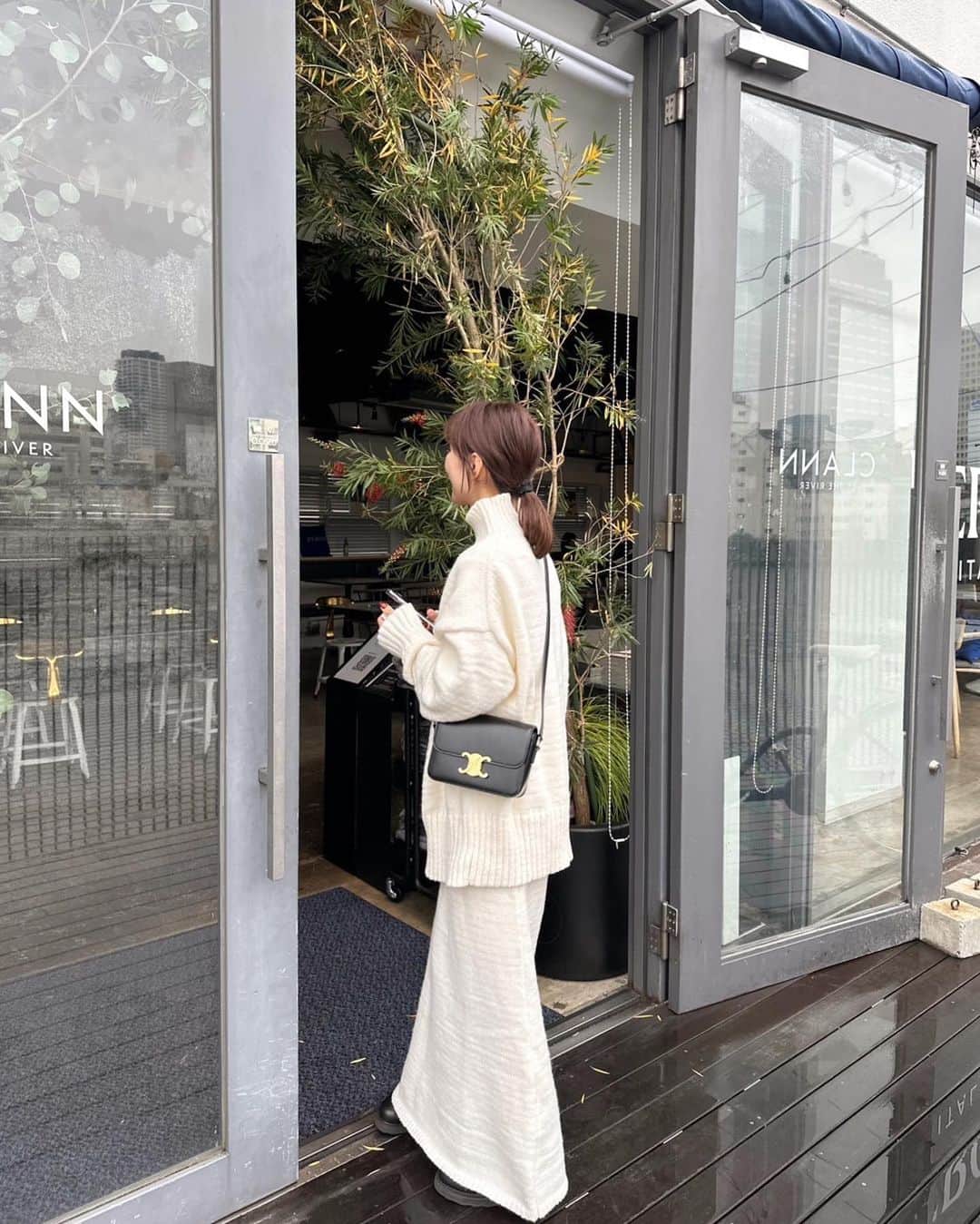 神田希未菜のインスタグラム：「. 冬はオールホワイトコーデなりがち⛄️🤍 set upはコーデ悩まなくても決まるので最高🤭 @fifth_store のものです〜〜🍨 MAX40％クーポンでてた🪻  ここのクラムチャウダーが旦那さんも 大好きで何度も家族で食べにきてる🍴  #PR #fifth #フィフス #フィフスタイル #fifthtl #ネックスリットタートルニット #バックスリットニットスカート」