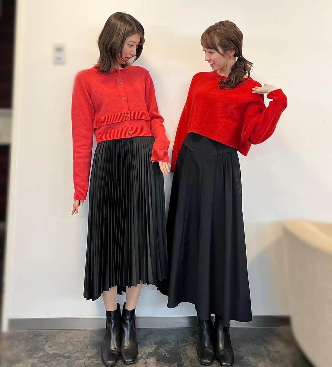 佐々木舞音さんのインスタグラム写真 - (佐々木舞音Instagram)「. . この日は私服が奇跡のお揃いに❤️🖤 . 色はもちろん、トップスの丈感も黒のブーツを選ぶところまでも一緒って！！！！すごすぎる！！とお互いを見て驚きました😆 . 安住さんには「ほぼ毎日同じような時間に起きて同じような過ごし方をしてるから、似てきたんじゃない？！」と。 そうかもしれない！😂😂だとしたら嬉しいなあ！ . . #おそろコーデ #赤と黒 #冬 . .」11月17日 17時23分 - sasakimaine