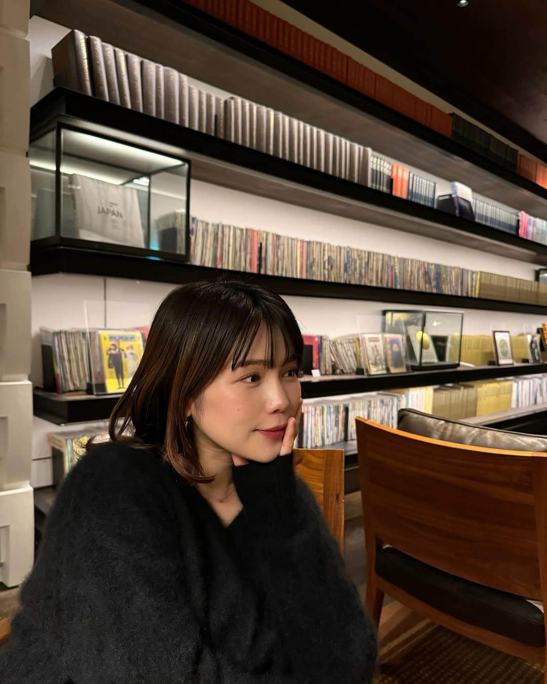 沢辺りおんのインスタグラム：「わかりづらいけど 毛先ブリーチしてグラデーションにしました💇  中々美容院も行けなくなるかなー？ と思って これで伸びてきてもプリン目立たないかな🍮  妊婦中盛れないから 2枚目はAI🥳🥳  #マタニティコーデ」
