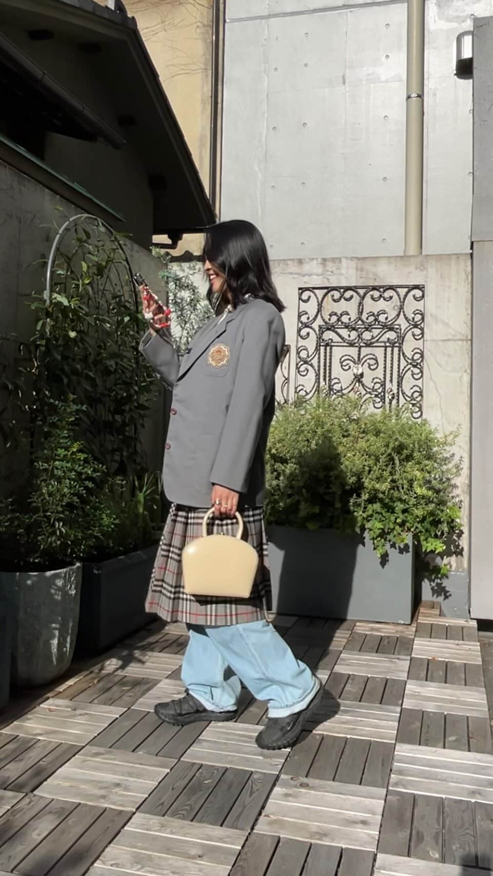 vintage Qooのインスタグラム：「Preppy + Free💃🏻 #VQTStyleidea Polo shirt & Jacket & Skirt from #Burberry Bag & Sunglasses from #Loewe  ▼Customer service English/Chinese/Korean/Japanese *Please feel free to contact us! *商品が見つからない場合にはDMにてお問い合わせください   ▼International shipping via our online store. Link in bio.  #tokyovintageshop #오모테산도 #omotesando #aoyama #表参道 #명품빈티지 #빈티지패션 #도쿄빈티지샵  #ヴィンテージファッション #ヴィンテージショップ #valentino #vintagejacket #バーバリー #ロエベ」